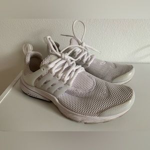 White Nike Pestos